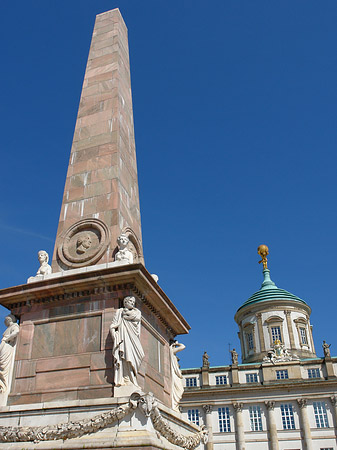 Rathaus und Obelisk - Brandenburg (Potsdam)